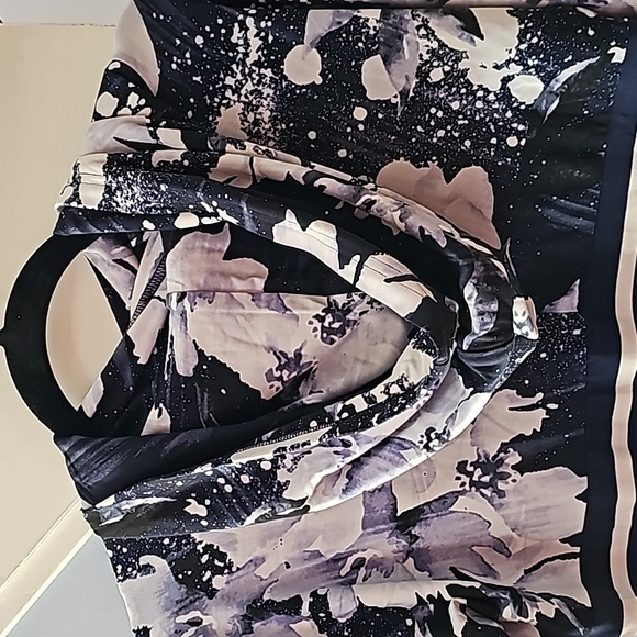 Never Been Worn. Like new LuLaRoe Amber Top - Picture 4 of 7